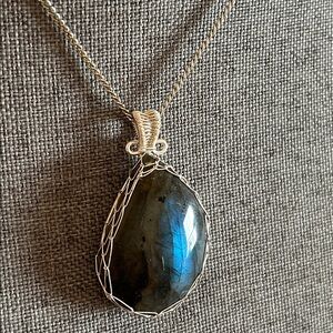 Elegant Silver Labradorite Pendant Necklace *